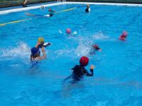 泳法を手練習する児童らの画像