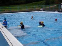 コースロープが撤去されたプールで泳ぐ児童らの画像