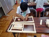 枠組みを作る男児の画像