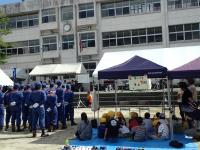 式典参加の消防分団員と児童らの画像
