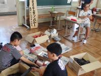 竹炭の商品梱包をする児童らの画像