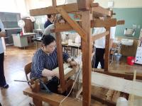 織り体験をする女性職員の画像