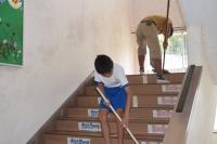 階段を掃除する中学年児童らの画像