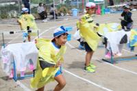 かぶりもを着用し競技する低学年種目の画像