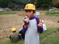 焼き芋のおいしさについピースする児童の画像
