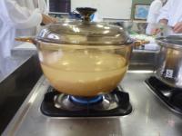 土鍋で炊飯する画像