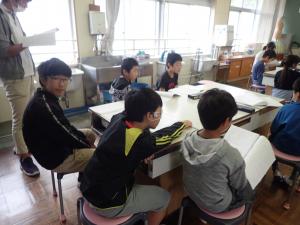 読み合わせをする児童らの画像