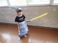剣を片手にする女児の画像