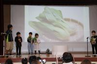 野菜作りをプレゼンする児童の画像