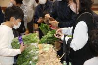 野菜を販売する児童の画像