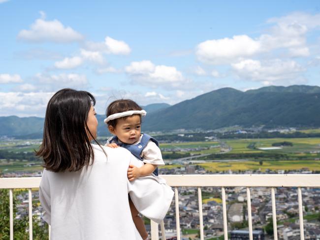 景色をみる赤ちゃん