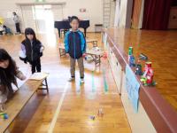 ハンガーパチンコで的を射る児童らの画像