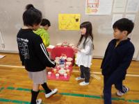 ピン球を受け取る児童の画像
