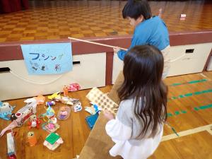 釣りゲームを楽しむ男児の画像