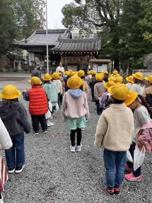 大井神社でお話を聞く子どもたち