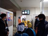 施設内を見学する児童の画像