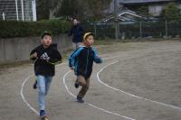 競り合う男児らの画像
