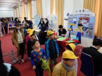 ブースを見学する低学年児童の画像