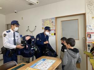 警察の道具を聞いているところ