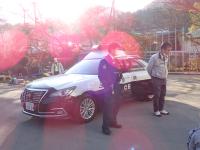 おまわりさんと教頭先生と車両の画像