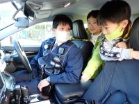 興味津々の男児らの画像