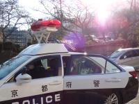 天井の赤色灯が立ち上がったパトカーの画像