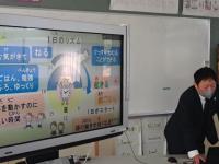 1日の生活リズムと睡眠の関係を示す講師の画像