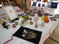 卓上に並んだ小物の画像