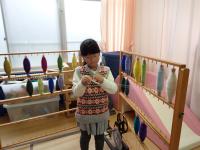 日本の糸をコマに巻く女児の画像