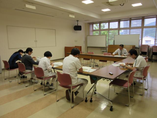 写真：委員会会議風景