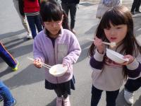 きなこ餅を食べる女児らの画像