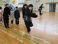 空中でポーズする男児の画像