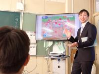 学校のお気に入りの場所を示す教師とモニターの画像
