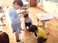 磁石の実験をする児童らの画像