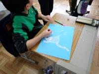 彫刻刀で版画を作る児童の画像