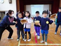 構える女園児の画像