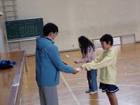 祝福カードを貰う児童らの画像