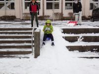 滑り台を滑る児童の画像