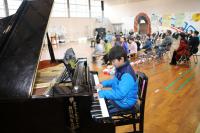 ピアノ伴奏する児童の画像