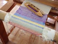 紫系の横糸をを通した平織りの画像