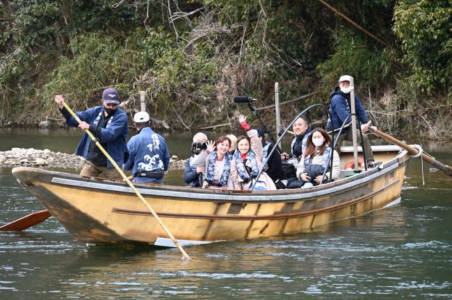 保津川下りをももクロが訪問