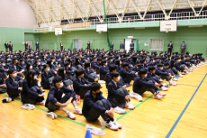 新任式に臨む生徒達