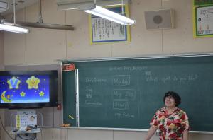 外国語の歌を歌うALTの先生