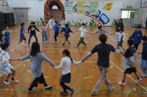 フォークダンスをする様子
