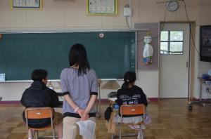 監督の先生と児童