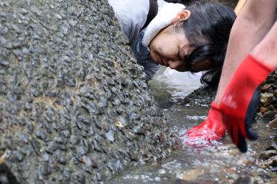 水をのぞく人