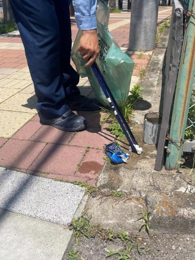 たばこを拾うようす