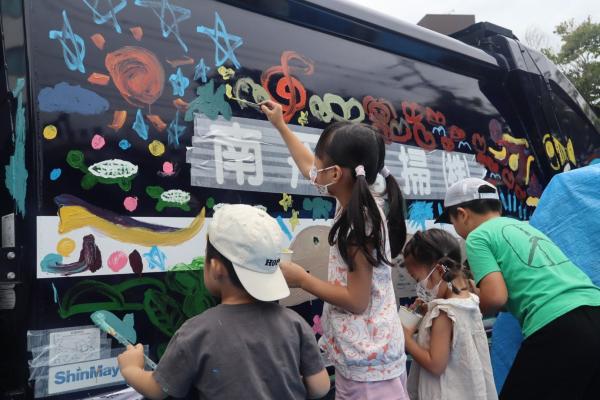 子どもたちが絵を描く様子