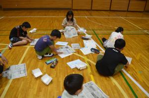 新聞紙を使った作業