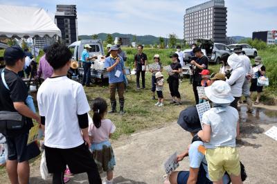 説明を聞く参加者